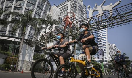 Warga bersepeda di Jalan Jenderal Sudirman, Jakarta, Ahad (24/10/2021). Aktivitas warga yang berolahraga masih ramai seiring penerapan Pemberlakuan Pembatasan Kegiatan Masyarakat (PPKM) level 2. 