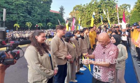 Menteri Koperasi dan UMKM, Teten Masduki secara simbolis menerjunkan 7.079 mahasiswa KKN UGM Periode 2 Tahun 2023 di Balairung UGM, Jumat (23/6/2023). 