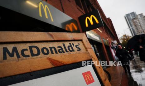 Gerai makanan cepat saji McDonald’s di London, Inggris, 14 November 2023. 