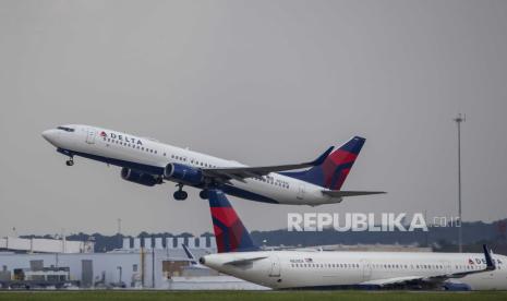 Jet Delta Air Lines Boeing 767-832 (nomor Tail N3740C) lepas landas dari Bandara Internasional Hartsfield-Jackson Atlanta di Atlanta, Georgia, AS. Operator penerbangan Delta Airlines dan Alaska Air Group terpaksa membatalkan sejumlah penerbangan pada Selasa (29/12) karena cuaca buruk.