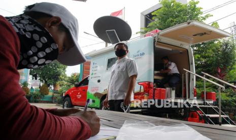 Warga mencairkan Bantuan Sosial (Bansos) uang tunai yang diperuntukkan bagi masyarakat terdampak pandemi COVID-19. 