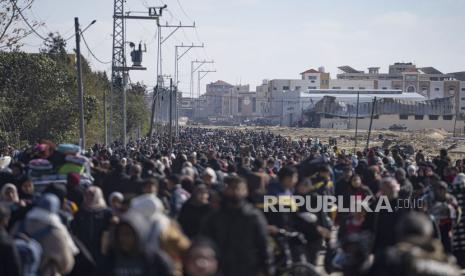 Warga Palestina tiba di kota Rafah di Gaza selatan setelah melarikan diri dari serangan darat dan udara Israel di kota terdekat Khan Younis pada hari Jumat, (26/1/2024).