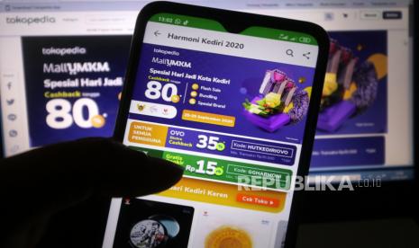 Warga membuka platform MallUMKM melalui telepon genggam untuk berbelanja pada Tokopedia di Kota Kediri, Jawa Timur, Jumat (25/9/2020). Pemerinta daerah setempat berupaya melakukan digitalisasi Usaha Mikro Kecil Menengah (UMKM) melalui MallUMKM guna memberikan peluang penyerapan pasar secara global sebagai solusi menurunnya penjualan secara luring saat pandemi COVID-19. 