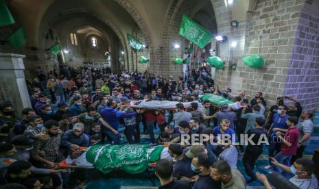 Konflik Palestina-Israel Dikhawatirkan Picu Perang Saudara. Warga Palestina menghadiri pemakaman 15 orang yang tewas dalam serangan udara Israel di Kota Gaza, 13 Mei 2021. Menanggapi hari-hari konfrontasi kekerasan antara pasukan keamanan Israel dan Palestina di Yerusalem, berbagai faksi militan Palestina di Gaza melancarkan serangan roket sejak 10 Mungkin itu menewaskan sedikitnya enam orang Israel hingga saat ini. 