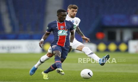  Idrissa Gueye (Kiri) dari Paris Saint Germain dan Xeka dari Lille OSC beraksi selama pertandingan sepak bola Coupe de France (Piala Prancis) antara Paris Saint Germain dan Lille OSC di Paris, Prancis, 17 Maret  2021.