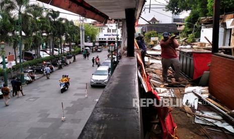 Pekerja mulai membongkar bangunan di Jalan Perwakilan, Malioboro, Yogyakarta, Jumat (20/1/2023). Pembongkaran bangunan akhirnya dilakukan usai tertunda beberapa hari. Beberapa pekerja mulai memasang seng penutup di Jalan Perwakilan. Alat berat akan digunakan menunggu pemutusan jaringan listrik PLN.