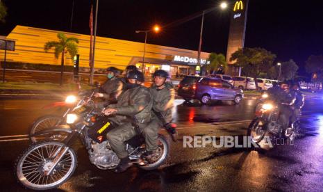 Anggota Gegana Brimob melakukan patroli bermotor (ilustrasi) 