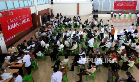 Orang-orang mengantri untuk mendapatkan vaksin Sinovac Covid-19 saat vaksinasi massal di Banda Aceh, Indonesia, 9 Juni 2021. 