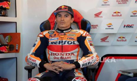 Pembalap Repsol Honda Marc Marquez termenung dalam sebuah sesi balapan MotoGP 2023.