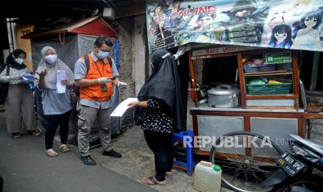 Petugas PT Pos Indonesia saat menyalurkan Bantuan Sosial Tunai (BST) kepada warga di Kawasan Kebon Jahe, Petojo Selatan, Jakarta, Rabu (21/7). Pemerintah kembali menyalurkan Bantuan Sosial Tunai (BST) senilai Rp. 600 ribu untuk dua periode yakni Bulan Mei - Juni 2021. Muncul wacana pengalihan dana bantuan parpol untuk digunakan bagi masyarakat terdampak Covid-19.