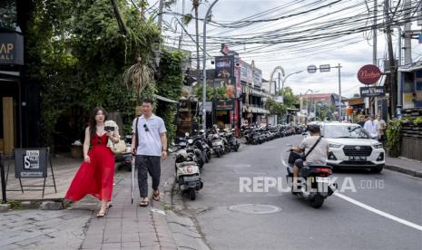  Turis berjalan-jalan di sekitar Seminyak, Bali. Dinas Pariwisata Provinsi Bali menyiapkan panduan bagi wisatawan domestik dan wisatawan asing, yang mencakup informasi mengenai hal-hal yang boleh dan tidak boleh dilakukan selama mengunjungi Pulau Dewata./ilustrasi.