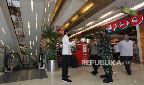 Presiden Joko Widodo (kiri) berbincang dengan Panglima TNI Marsekal Hadi Tjahjanto (kedua kanan) dan Kapolri Jenderal Pol Idham Aziz (ketiga kanan) 