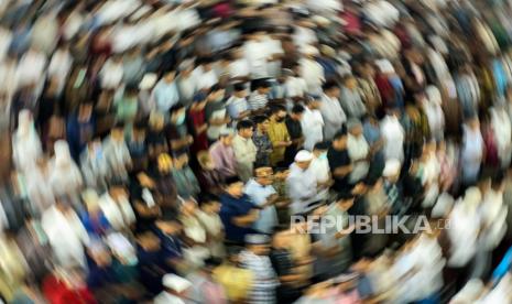 Umat Islam melaksanakan ibadah salat Tarawih malam pertama tanpa pembatasan jarak di Masjid Islamic, Lhokseumawe, Aceh, Kamis (23/4/2020) malam. Kendati pemerintah setenpat telah mengeluarkan instruksi pengaturan shaf posisi jarak jamaah ke kiri dan kanan sejauh 50 cm dan shaf depan dan belakang sejauh 140 cm dan mewajibkan pakai masker serta mencuci tangan sebagai upaya memutus mata rantai penyebaran COVID-19, tapi pelaksanaan tarawih tanpa physical distancing tetap berlangsung