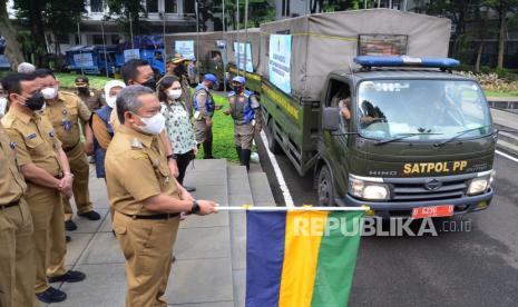 Wali Kota Bandung Yana Mulyana melepas bantuan untuk korban gempa di Kabupaten Cianjur, di Plaza Balai Kota Bandung, Senin (28/11/2022). Pemkot Bandung menyalurkan bantuan dana dan barang senilai Rp 845 juta lebih kepada korban gempa di Kabupaten Cianjur. Dana tersebut berasal dari infaq dan sedekah para aparatur sipil negara (ASN) dan non-ASN di lingkungan Pemkot Bandung. Bantuan itu diharapkan dapat membantu meringankan penderitaan masyarakat yang terkena musibah.