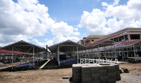 Proyek pembangunan los untuk relokasi pedagang kaki lima di eks Dinas Pariwisata DIY, Malioboro, Yogyakarta, Ahad (12/12). Pemerintah Daerah Istimewa Yogyakarta dan Pemkot Yogyakarta melakukan penataan kawasan Malioboro dengan merelokasi pedang kaki lima. Tempat tempat relokasi PKL nantinya di eks Gedung Bioskop Indra dan eks Dinas Pariwisata DIY. Namun relokasi PKL ini belum diterima oleh pedagang, pandemi Covid-19 berkepanjangan menjadi alasan penundaan pemindahan lapak.