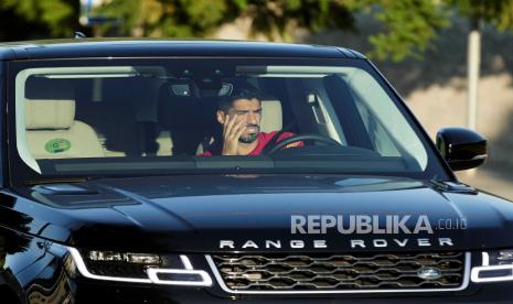  Striker Uruguay FC Barcelona Luis Suarez tiba untuk latihan tim di Kompleks Olahraga Joan Camper di Sant Joan Despi, Barcelona, ??Catalonia, Spanyol, 05 September 2020.