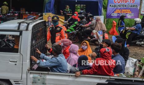 Petugas memeriksa pengendara di pos pemeriksaan (check point) di perbatasan Kabupaten Tasikmalaya dengan Kabupaten Ciamis, Jawa Barat, Selasa (26/5/2020). Pemeriksaan tersebut sebagai upaya penyekatan pemudik lokal yang hendak keluar-masuk Provinsi Jabar juga para pelancong ke tempat wisata di daerah masing-masing yang rentan penyebaran COVID-19