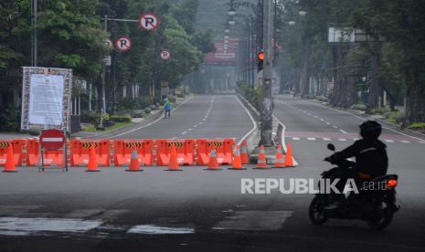 Untuk mengantisipasi peyebaran wabah Corona atau Covid-19 Polrestabes Bandung melakukan penutupan sejumlah ruas jalan, seperti di Jalan Ir H Djuanda, Kota Bandung, Ahad (29/3). Selain itu, ruas jalan yang ditutup di antaranya Jalan Asia Afrika, Jalan Naripan, Jalan Braga dan Jalan Diponogoro