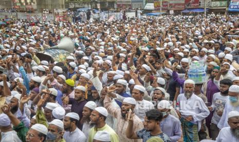  Anggota dan pendukung partai Islamis Islami Andolan Bangladesh menghadiri protes terhadap India menyusul komentar menghina Nabi Muhammad, setelah salat Jumat di Masjid Nasional Baitul Mukarram di Dhaka, Bangladesh, 10 Juni 2022. Dua pemimpin senior dalam keputusan Perdana Menteri India Partai Bharatiya Janata (BJP) memicu kecaman diplomatik internasional dari 57 negara Organisasi Kerjasama Islam (OKI), serta Arab Saudi, Qatar, Kuwait, dan Iran, menyusul komentar menghina mereka terhadap Nabi Muhammad.