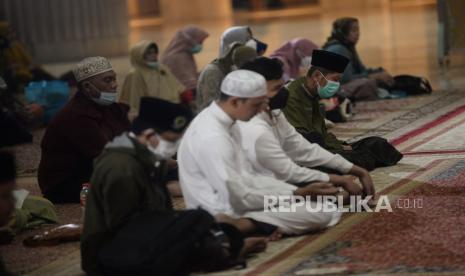 Perbanyak Dzikir untuk Tingkatkan Emosi Positif. Foto:   Jamaah mengikuti acara Muhasabah dan Istighotsah Kubra Akhir Tahun 2021 di Masjid Istiqlal, Jakarta, Kamis (30/12). Komisi Dakwah Majelis Ulama Indonesia (MUI) Pusat mengelar acara Muhasabah dan Istighotsah Kubra Akhir Tahun 2021 yang dilaksanakan secara Hybrid dan diharapakan bisa membangkitkan spiritualitas umat Islam.Prayogi/Republika