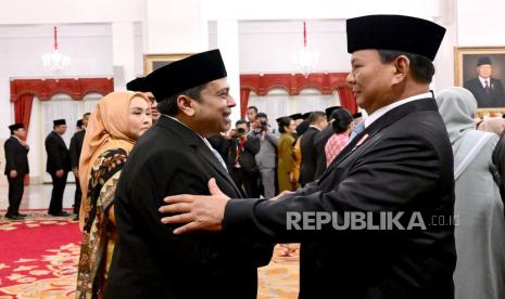 President Prabowo congratulates Halal Product Assurance Organizing Agency Head Haikal Hassan (left) after being sworn in at Istana Negara, Jakarta, Tuesday (22/10/2024). President Prabowo inducts the Chief Justice of the Supreme Court (MA) as well as the Head of the Agency, Governor Lemhanas, Special Envoy of the President, Special Adviser to the President, and Special Staff of the President to the Red White Cabinet 2024-2029.