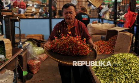 Pedagang cabai merah rawit beraktivitas di Pasar Induk Kramat Jati, Jakarta Timur, Selasa (18/2/2025). Memasuki dua pekan jelang bulan Ramadan 1456 Hijriah, pasokan cabai, bawang merah dan bawang putih cenderung stabil untuk menjaga harga tidak mengalami kenaikan secara drastis. Untuk harga cabai rawit merah saat ini berkisar Rp65 ribu hingga Rp70 ribu per kilogram, harga cabai merah keriting Rp35 ribu hingga Rp45 ribu, sementara untuk harga bawang merah berkisar Rp30 ribu hingga Rp35 ribu dan bawang putih Rp40 ribu hingga Rp45 ribu. Dalam satu hari, pasokan bawang merah ke Pasar Induk Kramat Jati sekitat 89 ton dan cabai merah keriting 25 ton per hari.