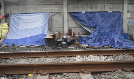 Pemulung memasak di samping rel (ilustrasi). Angka kemiskinan di Kota Tangerang Selatan, Banten meningkat 40 persen sepanjang 2020 akibat pandemi Covid-19.