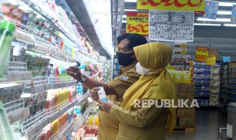 Petugas memeriksa produk minuman saat sidak di pusat perbelanjaan (ilustrasi) 