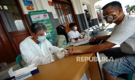 Petugas medis melakukan tes cepat (rapid test) kepada calon penumpang Kereta Api (KA) (ilustrasi). KAI Daop 8 merilis jadwal rapid test antigen di lima stasiun dan tes GeNose C19 di tujuh stasiun.