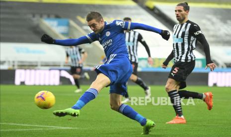 Jamie Vardy (kiri) beraksi pada laga antara Newcastle United melawan Leicester City di Newcastle, Inggris, Ahad (3/1). 