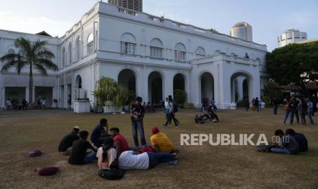  Orang-orang duduk di halaman kediaman resmi presiden Gotabaya Rajapaksa hari keempat setelah diserbu oleh pengunjuk rasa anti pemerintah di Kolombo di Kolombo, Sri Lanka, Rabu, 13 Juli 2022. Presiden Sri Lanka Gotabaya Rajapaksa, istri dan dua pengawalnya pergi di atas pesawat Angkatan Udara Sri Lanka menuju kota Male, ibu kota Maladewa, menurut seorang pejabat imigrasi yang berbicara dengan syarat anonim karena sensitivitas situasi Rabu, 13 Juli 2022.