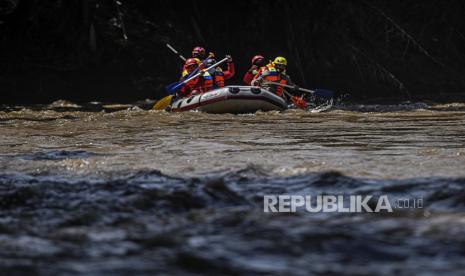 Peserta mendayung perahu karet saat melakukan pengamatan titik longsor di ruas Sungai Ciliwung, Depok, Jawa Barat,  Kegiatan itu sebagai pelatihan penanggulangan bencana longsor dan banjir di sekitar ruas Sungai Ciliwung.  (ilustrasi)