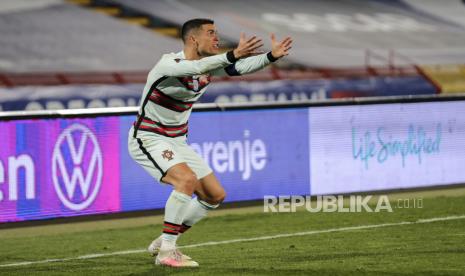 Reaksi Cristiano Ronaldo dari Portugal saat pertandingan sepak bola kualifikasi Piala Dunia 2022 antara Serbia dan Portugal di Beograd, Serbia, 27 Maret 2021.