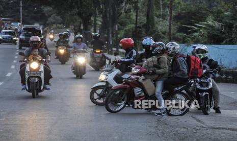 Sejumlah pemudik motor menghindari pos penyekatan. ilustrasi