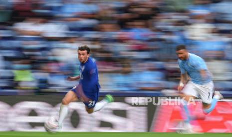 Pemain Chelsea Ben Chilwell (kiri) dan pemain Manchester City Riyad Mahrez berebut bola pada final Liga Champions UEFA antara Manchester City dan Chelsea FC di Porto, Portugal, Ahad (30/5) pagi WIB.