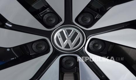 Perusahaan otomotif Volkswagen (VW) mengatakan akan menginvestasikan 20,38 miliar dolar AS (sekira Rp 305 triliunn) untuk memproduksi baterai kendaraan listriknya (EV) sendiri melalui perusahaan baterainya bernama Power Co.