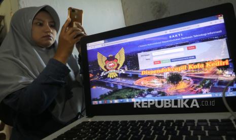 Warga mencoba aplikasi Sistem Administrasi Kependudukan Berbasis Teknologi Informasi (Sakti) melalui gawainya. (Ilustrasi)