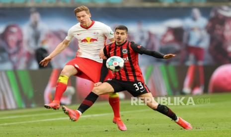  Andre Silva dari Eintracht Frankfurt (kanan).