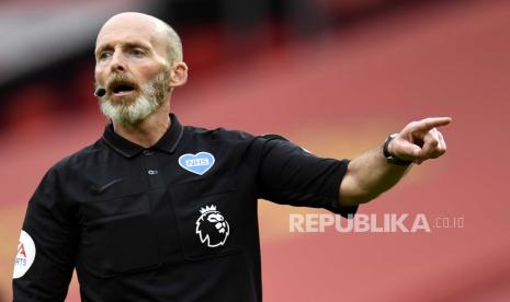 Mike Dean. Wasit Liga Premier Mike Dean tidak akan bertugas akhir pekan ini setelah dia dan keluarganya menerima ancaman pembunuhan menyusul dua insiden kontroversial di lapangan.