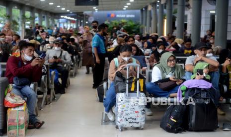 Pemudik menunggu kereta api di Stasiun Pasar Senen, Jakarta, Ahad (16/4/2023). PT KAI tetap mewajibkan seluruh penumpang menggunakan masker, baik di dalam kereta maupun area stasiun. (ilustrasi)