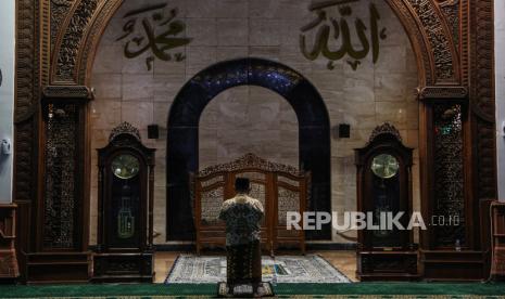 Umat muslim menunaikan shalat sunah Tahajud saat beriktikaf di Masjid Agung Jawa Tengah (MAJT), Semarang, Jawa Tengah, Selasa (2/4/2024) dini hari. 