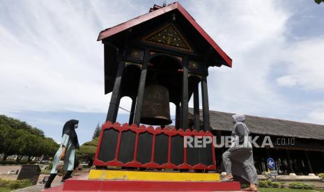 Wisatawan melihat peninggalan sejarah lonceng cakra donya di halaman museum Aceh, Banda Aceh, Aceh, Senin (30/11/2020). Lonceng cakra donya merupakan hadiah persahabatan dari penguasa daratan Tiongkok Kaisar Yonglee yang mengutus Laksamana Cheng Ho untuk diberikan kepada Kerajaan Samudera Pasai pada tahun 1414 Masehi yang kemudian dibawa ke Kutaradja atau Banda Aceh setelah Samudera Pasai ditaklukkan Aceh Darussalam. 