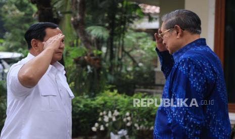 Presiden ke-8 RI Prabowo Subianto menemui Presiden ke-6 RI Susilo Bambang Yudhoyono (SBY) di Puri Cikeas, Kabupaten Bogor, Rabu (25/10/2023) pagi.  