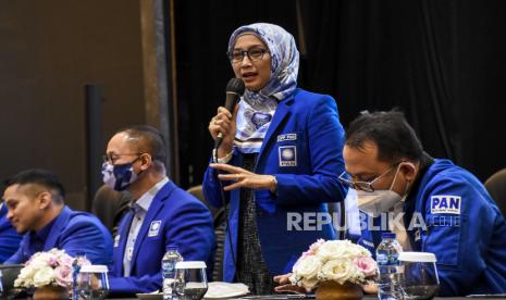 Ketua DPW PAN Jawa Barat terpilih Desy Ratnasari (tengah). Politisi PAN Desy Ratnasari menilai Koalisi Indonesia Bersatu bagai sahabat lama.