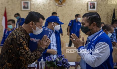 Ketua Dewan Pimpinan Daerah (DPD) Partai Demokrat Provinsi Sumatera Selatan Ishak Mekki (kanan) berbincang dengan Kepala Divisi Administrasi Kanwil Kemenkumham Sumsel Rifqi Adrian Kristanto (kedua kiri) usai menyerahkan berkas pernyataan sikap di Kanwil Kemenkumham Sumsel, Palembang, Jumat (12/3/2021). DPD Partai Demokrat menyerahkan berkas peryataan sikap menolak KLB Partai Demokrat di Deli Serdang, Sumatera Utara yang memilih Moeldoko sebagai Ketua Umum dan tetap mendukung Agus Harimurti Yudhoyono (AHY) sebagai Ketua Umum Partai Demokrat. 