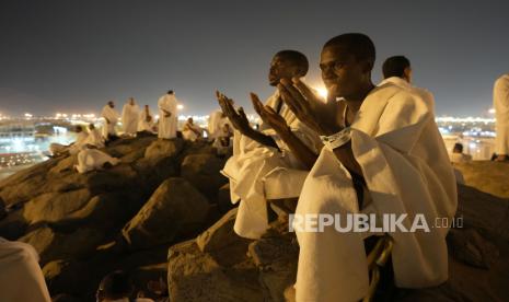 Berapa Lama Manusia Menunggu di Padang Mahsyar. Foto - Umat Islam berdoa di puncak bukit berbatu yang dikenal Jabal Rahmah, Arafah, Mekah, Arab Saudi.