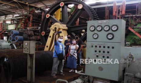 Pengunjung berswafoto saat liburan di Pabrik Gula Tasikmadu, Karanganyar, Jawa Tengah, Ahad (1/11/2020). Pabrik gula yang didirikan tahun 1871 tersebut dikelola PT Perkebunan Nusantara (PTPN) IX dan memiliki fasilitas wahana wisata untuk mengenalkan sejarah perindustrian gula nusantara. 