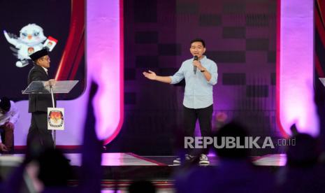 Cawapres nomor urut 2 Gibran Rakabuming Raka menjawab pertanyaan cawapres nomor urut 1 Muhaimin Iskandar saat sesi Debat Kedua Calon Wakil Presiden Pemilu 2024 di Jakarta Convention Center (JCC), Jakarta, Jumat (22/12/2023). Debat kedua ini mengangkat tema Ekonomi Kerakyatan dan Digital, Keuangan, Investasi Pajak, Perdagangan, Pengelolaan APBN-APBD, Infrastruktur dan Perkotaan.