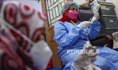  Petugas kesehatan menyiapkan dosis vaksin Pfizer-BioNTech Comirnaty COVID-19 selama kampanye vaksinasi di Depok, Rabu (1/9/2021).Pemerintah mempercepat kampanye vaksinasi karena pembatasan COVID-19 diperpanjang dengan sejumlah relaksasi untuk kegiatan masyarakat, termasuk membuka kembali sekolah, tempat umum dan pusat perbelanjaan.