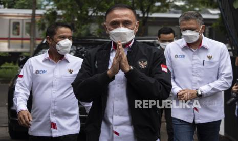 Ketua Umum PSSI Mochamad Iriawan (tengah) didampingi Wakil Ketua Iwan Budianto (kanan) dan Sekjen Yunus Nusi tiba untuk dimintai keterangan di Kantor Komnas HAM, Jakarta, Kamis (13/10/2022). Pada Jumat (14/10/2022), TGIPF menyerahkan kesimpulan kepada Presiden Joko Widodo yang salah satu kesimpulannya adalah PSSI harus bertanggung jawab secara pidana dan moral di tragedi Kanjuruhan. (ilustrasi) 